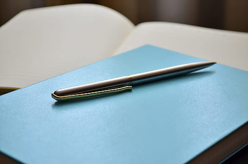 taccuino, diario, penna, copertina, messa a fuoco, pagina, penne, stile, Scrivi, pianificazione, settimanalmente, registrazione, gli appunti, obiettivi, ufficio, formazione scolastica, carta, in casa, forniture per ufficio, tavolo, natura morta, attività commerciale, nessuno, blu, avvicinamento, mobilia, messa a fuoco selettiva, vista dall'alto, bloc notes, concentrarsi sulle conoscenze acquisite, strumento di scrittura, semplicità, due oggetti, vuoto, 2K, CC0, dominio pubblico, privo di copyright