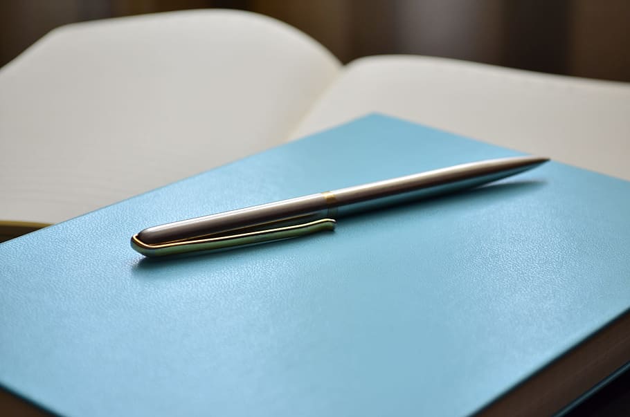 taccuino, diario, penna, copertina, messa a fuoco, pagina, penne, stile, Scrivi, pianificazione, settimanalmente, registrazione, gli appunti, obiettivi, ufficio, formazione scolastica, carta, in casa, forniture per ufficio, tavolo, natura morta, attività commerciale, nessuno, blu, avvicinamento, mobilia, messa a fuoco selettiva, vista dall'alto, bloc notes, concentrarsi sulle conoscenze acquisite, strumento di scrittura, semplicità, due oggetti, vuoto, 2K