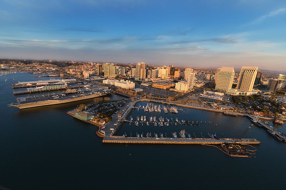 fotografia de skyline, edificis d’alta ciutat, paisatge urbà, foto, ciutat, blau, núvols, cel, horitzó, arquitectura, edifici, infraestructura, torre, pont, camí, iot, vaixell, mar, oceà, aigua, aèria, vista, cap gent, núvol - cel, a l'aire lliure, destinacions de viatge, horitzó urbà, il·luminat, exterior de l'edifici, estructura construïda, transport, vaixell nàutic, exterior d’edifici d’oficines, naturalesa, vista d’angle alt, gratacels, manera de transport, modern, 4K