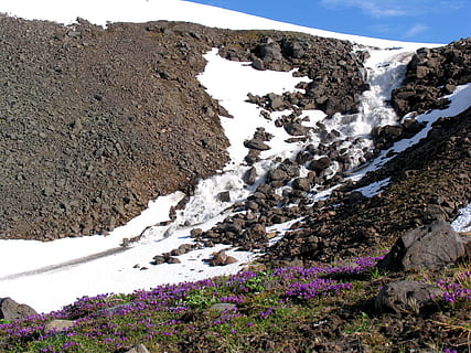 vandfald, kaskade, Grænseværdi, overløbskant, forår, bjerg stream, bjerge, landskab, rejse, sten, natur, bjerglandskab, højland, bjergdal, højde, turisme, Kamchatka, vand, sne, sneen, skønhed i naturen, klippe, scenics - natur, kold temperatur, dag, solid, ro, rock-objekt, himmel, vinter, ingen mennesker, rolig scene, bjerg, miljø, ikke-urbane scene, jord, udendørs, formation, snedækket bjerg, 1080P, CC0, offentligt domæne, royaltyfrie