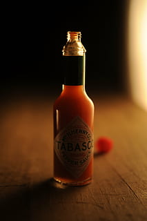 Tabasco, ascuțit, roșu, negru, sezon, ușoară, Asia, piper, chili, sticla, alcool, recipient, în interior, lemn - material, mancare si bautura, pluta - dop, nici o persoana, un singur obiect, studio shot, să se concentreze asupra primelor elemente, băutură, a închide, alimente, gustare, eticheta, masa, vin plută, western script, două obiecte, etanș, 4K, CC0, domeniu public, fără drepturi de autor