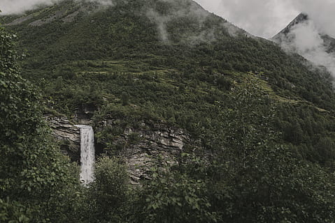 Antenne, Fotografie, Wasserfälle, Bäume, bedeckt, Berg, Wasserfälle auf Hügeln, erkunden, Wasserfall, Baum, Wanderung, Nebel, Grün, Wald, Natur, Landschaft, nordisch, Abenteuer, Wasser, geiranger, Norwegen, Pflanze, keine Leute, Wachstum, Tag, grüne Farbe, Ruhe, Schönheit in der Natur, Land, draußen, ruhige Szene, Szenen - Natur, die Architektur, Flachwinkelansicht, üppiges Laub, Umgebung, Laub, 5K, CC0, gemeinfrei, lizenzfrei