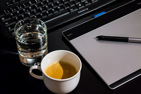 flat, legge, fotografi, klar, drikkeglass, hvit, keramisk, kopp, wacom intuos grafikk tablett, brun, kaffe, krus, vann, i klart, drikkevann, glass, arbeid, datamaskin, tablett, grafikkbrett, tastatur, virksomhet, yrke, grafisk design, studio skudd, ingen folk, mat og Drikke, svart bakgrunn, drikke, innendørs, forfriskning, bord, stilleben, husholdningsutstyr, høy vinkel visning, friskhet, teknologi, laptop, mat, data-tastatur, data utstyr, servise, liten gruppe gjenstander, 5K, CC0, offentlig domene, opphavsrett gratis