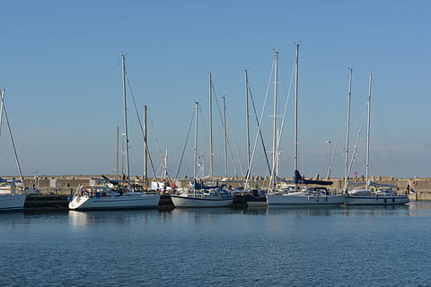 thyborøn, Dänemark, Hafen, Wasserfahrzeug, Wasser, Meer, draußen, Tag, Ufergegend, Transport, Transportmittel, Himmel, Segelboot, festgemacht, Mast, klarer Himmel, Pole, Natur, keine Leute, Blau, Schönheit in der Natur, Yacht, Yachthafen, 5K, CC0, gemeinfrei, lizenzfrei