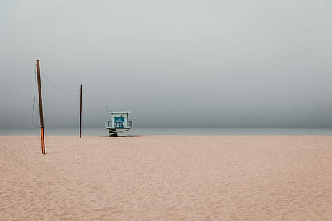 Foto, volleyball, net, sand, hvidt træhus, pol, plads, åbent rum, åben, landskab, flad, overflade, berolige, slap af, strøm, tidlig, glat, wafe, kyst, sandet, hytte, hus, skur, vagt, vand, hav, strand, jord, ingen mennesker, horisont, horisont over vand, kopiere plads, scenics - natur, himmel, rolig scene, fravær, natur, skønhed i naturen, ro, sikkerhed, miljø, udendørs, klima, 5K, CC0, offentligt domæne, royaltyfrie