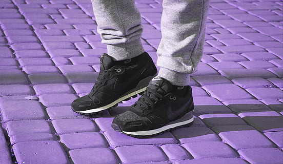 person, iført, sort, nike sneakers, nike, sko, menneskelige ben, mennesker, herrer, udendørs, gå, gade, menneskelige fod, en person, urban scene, hanner, byliv, livsstil, lavt afsnit, menneskelig kropsdel, lilla, kropsdel, rigtige mennesker, sti, dag, stående, by, høj vinkel visning, brosten, uigenkendelig person, menneskelig lem, snørebånd, 5K, CC0, offentligt domæne, royaltyfrie