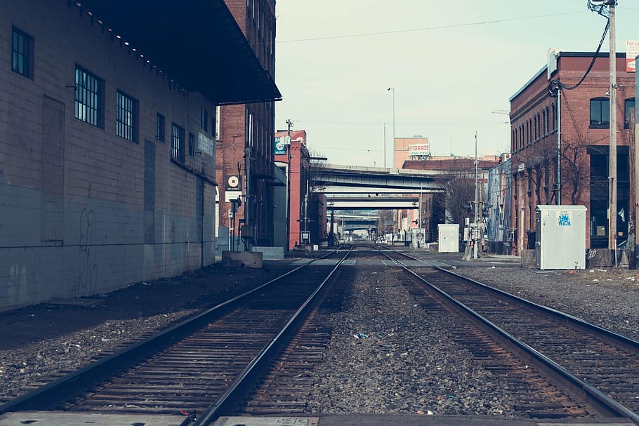 arquitectura, ciutat, llum, plataforma, ferrocarril, carretera, roques, estació, carrer, pista, estació de tren, sistema de transport, viatjar, tub, vehicle, transport per ferrocarril, vies del ferrocarril, exterior de l'edifici, estructura construïda, transport, cel, naturalesa, edifici, direcció, manera de transport, cap gent, transport públic, el camí a seguir, dia, a l'aire lliure, barri residencial, llarg, 5K