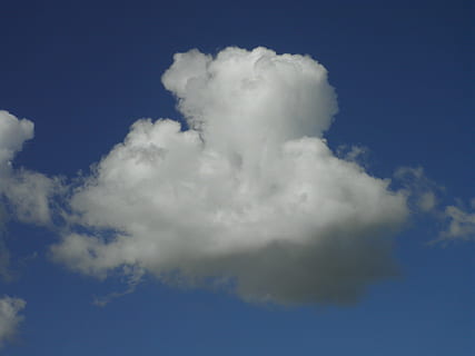 Wolke, Weiß, Himmel, hellblau, schönes Wetter, Natur, hell, Blau, Wetter, Tag, Luft, wolke - himmel, draußen, Hintergründe, Klima, Sommer-, Wolkengebilde, Kumuluswolke, Meteorologie, Schönheit in der Natur, Szenen - Natur, Flachwinkelansicht, weiße Farbe, Ruhe, keine Leute, ruhige Szene, idyllisch, flauschige, Sonnenlicht, Weichheit, 4K, CC0, gemeinfrei, lizenzfrei
