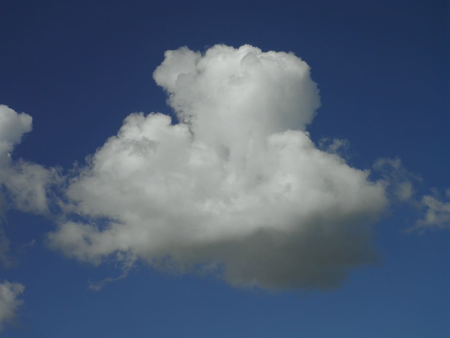 Wolke, Weiß, Himmel, hellblau, schönes Wetter, Natur, hell, Blau, Wetter, Tag, Luft, wolke - himmel, draußen, Hintergründe, Klima, Sommer-, Wolkengebilde, Kumuluswolke, Meteorologie, Schönheit in der Natur, Szenen - Natur, Flachwinkelansicht, weiße Farbe, Ruhe, keine Leute, ruhige Szene, idyllisch, flauschige, Sonnenlicht, Weichheit, 4K