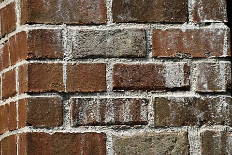velho, parede de tijolos, parede, tijolo, canto, grunge, vermelho, exterior, construção, fundo, pano de fundo, padronizar, arquitetura, estrutura, residencial, lado de fora, quadro completo, origens, recurso de construção de parede, estrutura construída, texturizado, ninguém, fechar-se, repetição, dia, ao ar livre, Castanho, rude, exterior do edifício, 5K, CC0, domínio público, royalty free