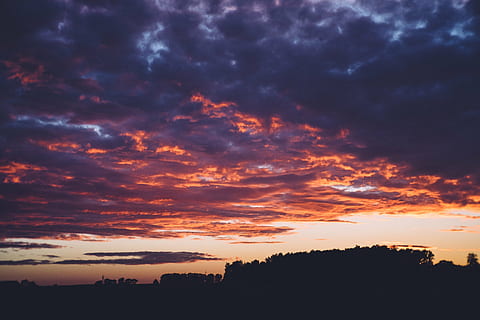 Atmosphäre, hinterleuchtet, Wolkengebilde, dunkel, dunkle Wolken, Dämmerung, dramatisch, Abend, Landschaft, Licht, Stimmung, Natur, draußen, szenisch, Silhouette, Sommer-, Sonne, Sonnenaufgang, Sonnenuntergang, Reise, Bäume, Wetter, Himmel, wolke - himmel, Schönheit in der Natur, Szenen - Natur, Dramatischer Himmel, Ruhe, Umgebung, Baum, ruhige Szene, keine Leute, idyllisch, Pflanze, Scheu, mehrfarbig, 4K, CC0, gemeinfrei, lizenzfrei