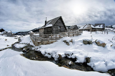 sort, træ-, hus, omgivet, sne, hvid, skyer, kold, flyde, frost, frost-, Frosset, huse, hytte, is, landskab, mos, udendørs, klipper, naturskøn, himmel, strøm, træer, landsby, vand, vejr, vinter, træhegn, skov, kold temperatur, arkitektur, bygget struktur, bygning udvendig, bygning, natur, sky - himmel, scenics - natur, skønhed i naturen, miljø, ingen mennesker, dag, historie, ekstremt vejr, 1080P, CC0, offentligt domæne, royaltyfrie