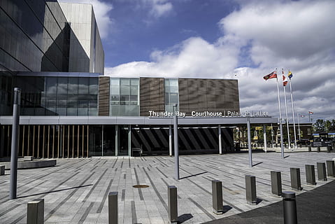 tribunale di tuono, fulmine, palazzo di giustizia, Ontario, Canada, costruzione, nuvole, centro, foto, città vecchia, dominio pubblico, cielo, architettura, esterno dell'edificio, scena urbana, struttura costruita, città, nuvola - cielo, all'aperto, edificio per uffici esterno, giorno, moderno, natura, ufficio, luce del sole, nessuno, ringhiera, sentiero, bandiera, vetro - materiale, grattacielo, 5K, CC0, dominio pubblico, privo di copyright