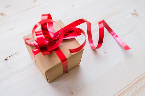 rød, bånd, Brun, papkasse, sløjfe, boks, gave, til stede, træ, bånd - sy genstand, kasse - container, beholder, bundet bue, træ - materiale, gaveæske, fest, papir, emotion, indendørs, julegave, overraskelse, høj vinkel visning, ingen mennesker, bord, positive følelser, indpakningspapir, 5K, CC0, offentligt domæne, royaltyfrie