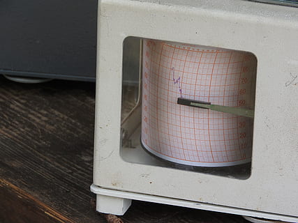 måleapparatet, temperatur, celsius, måler, diagram, ta opp, meteorologi, vær, ingen folk, innendørs, metall, bord, høy vinkel visning, nærbilde, tre - materiale, hvit farge, stilleben, gulv, forlatt, dag, helsevesen og medisin, container, sosiale problemer, veggbyggingsfunksjon, tømme, arbeidsverktøy, husholdningsutstyr, brett, 2K, CC0, offentlig domene, opphavsrett gratis