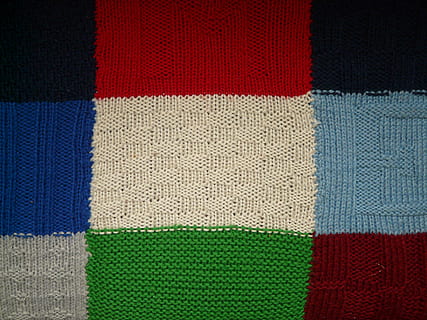 Stoff, Muster, stricken, Gewebe, weben, schließen, wolle, rot, texturiert, mehrfarbig, Textil-, Hintergründe, keine Leute, Vollbild, Nahansicht, Material, gewebte, drinnen, grüne Farbe, Teppich, Kunst und Handwerk, Kleidung, weiße Farbe, gestrickt, warme Kleidung, Struktureffekt, 2K, CC0, gemeinfrei, lizenzfrei