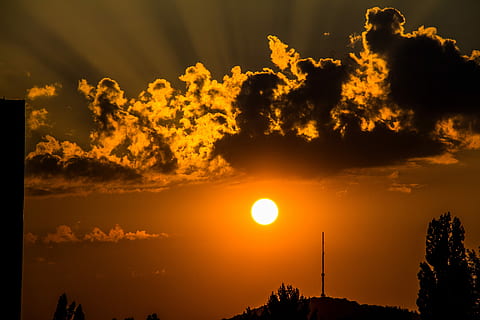 Sonnenuntergang, Wolken, Rechnung, Berg, Sendemast, Himmel, wolke - himmel, Schönheit in der Natur, orange Farbe, Szenen - Natur, Silhouette, Natur, Dramatischer Himmel, Umgebung, idyllisch, Ruhe, Sonne, Sonnenlicht, ruhige Szene, Sonnenstrahl, Baum, draußen, keine Leute, Kraftstoff- und Stromerzeugung, Elektrizität, Linseneffekt, 5K, CC0, gemeinfrei, lizenzfrei