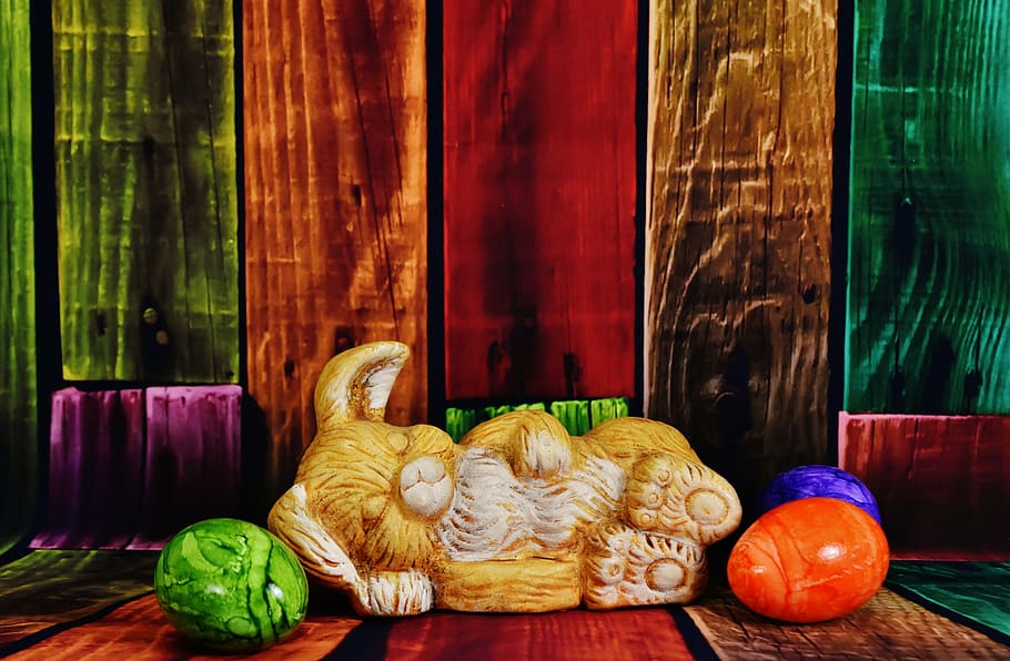 conill de Pasqua, ous de Pasqua, Pasqua, ous de colors, llebre, primavera, color, ou, divertit, de colors, Feliç Pasqua, figura, decoració, menjar, menjar i beguda, vegetals, a l'interior, cap gent, alimentació saludable, material de fusta, natura morta, benestar, frescor, fruita, taula, art i artesania, vermell, elecció, variació, multicolor, tèxtil, artesania, primer pla, menjar vegetarià, 5K