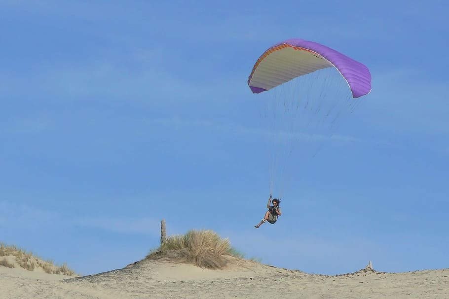 parapent, sorra, naturalesa, estiu, cel blau, a l'aire lliure, vol, aventura, Esports extrems, esport, volant, paracaigudes, a l'aire, cel, transport, joia, activitat d'oci, persona irreconeixible, persones reals, dia, llibertat, alegria, blau, terra, una persona, clima àrid, 1080P