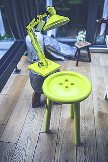 giallo, lampada, tavolo, sgabello, design, interno, Accessori, pulsante, enorme, grande, fuori dal comune, in casa, vista dall'alto, colore verde, nessuno, mangiare sano, cibo e bevande, legno - materiale, posto a sedere, natura morta, avvicinamento, sedia, giorno, concentrarsi sulle conoscenze acquisite, pavimentazione, legna, assenza, natura, giocattolo, 5K, CC0, dominio pubblico, privo di copyright