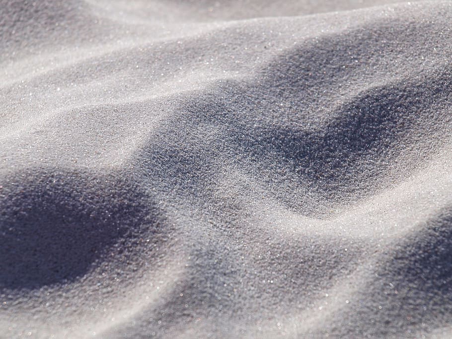 weißer Sand, Sand, Körner, Strand, fein, Schnee, Pulver, Muster, Hintergründe, Vollbild, keine Leute, Land, Natur, Nahansicht, High Angle View, Tag, abstrakt, Textil-, texturiert, Sonnenlicht, Winter, Wasser, selektiver Fokus, draußen, 2K