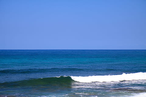 onde oceaniche, cielo, chiaro, acqua, sfondo, blu, liquido, natura, oceano, modello, ondulazione, mare, superficie, struttura, onda, bagnato, orizzonte sull'acqua, bellezza nella natura, orizzonte, movimento, scenics - natura, cielo sereno, copia spazio, fare surf, sport, sport acquatico, spiaggia, terra, all'aperto, color turchese, 4K, CC0, dominio pubblico, privo di copyright