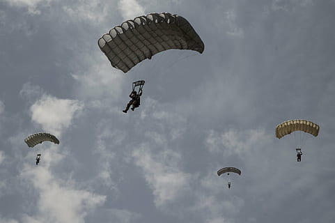 faldskærm, udgivet, åben, faldskærmsudspring, hoppe, uddannelse, militær, skydiver, fly, faldskærmssoldat, fare, ekstrem sport, eventyr, sport, paragliding, fritidsaktivitet, flyvende, Midt i luften, sky - himmel, himmel, rigtige mennesker, uigenkendelig person, transportmidler, livsstil, natur, glide, glæde, frihed, lav vinkel visning, dag, udendørs, spænding, sport aktivitet, 1080P, CC0, offentligt domæne, royaltyfrie