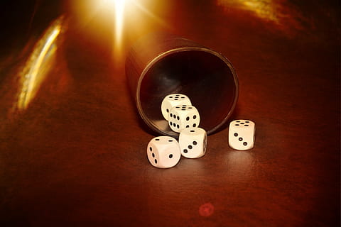 craps, Spille, terning, held, sollys, belysning, indendørs, ingen mennesker, bord, tæt på, træ - materiale, belyst, kunstkultur og underholdning, nummer, høj vinkel visning, fritidsspil, gruppe af objekter, Brun, salt shaker, mad og drikke, knap, kopiere plads, gambling, mulighed, stilleben, 1080P, CC0, offentligt domæne, royaltyfrie