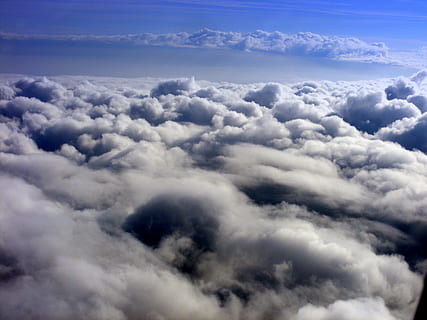 núvol, cel, blanc, avió, dia, la bruma, núvol - cel, cloudscape, atmosfera, vista aèria, bellesa a la natura, escenics - natura, naturalesa, blau, alt, cel dramàtic, a dalt, cap gent, fons, vent, medi ambient, a l'aire lliure, mirant la vista, llibertat, meteorologia, suavitat, 2K, CC0, domini públic, lliure de regalies