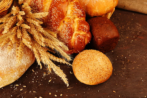pieczywo obok pszenicy, chleb, cukierek, placki, jedzenie i picie, jedzenie, świeżość, martwa natura, żadnych ludzi, Gotowy do jedzenia, wewnątrz, zbliżenie, wysoki kąt widzenia, stół, zdrowe odżywianie, dobre samopoczucie, brązowy, pieczony, wyrozumiałość, smażona, kok, skupić się na pierwszym planie, drewno - materiał, przekąska, pokusa, 5K, CC0, domena publiczna, darmowe zdjęcia