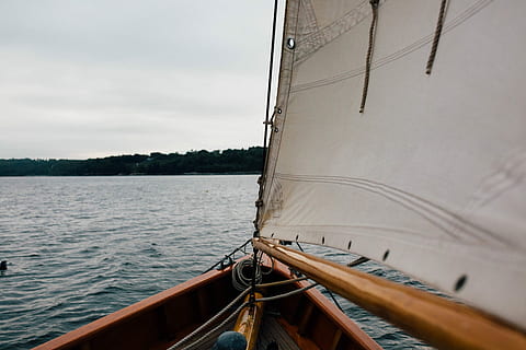 braun, Segelboot, Ozean, Silhouette, Berg, wolkig, Himmel, tagsüber, Wasserfahrzeug, Segeln, Wasser, draußen, Meer, Natur, Transport, Segelschiff, Reise, Urlaube, Sommer-, Abenteuer, Sport, Yacht, Freizeitbeschäftigung, Transportart, Farbbild, Schiffsbug, Transportmittel, Schiff, Seil, Tag, keine Leute, Umgebung, Regatta, Wind, Takelwerk, Passagierfahrzeuge, 5K, CC0, gemeinfrei, lizenzfrei