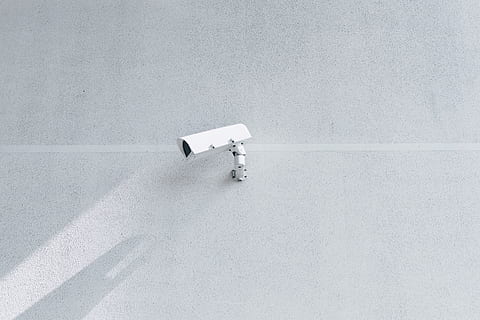 alb, box camera de securitate, perete, camera cu bulă albă, camera de securitate, înclinare, stânga, supraveghere, umbră, nici o persoana, în interior, culoare alba, temperatura rece, iarnă, zăpadă, zi, montare pe perete, tehnologie, Securitate, protecţie, vedere în unghi mare, sistem de securitate, Siguranță, spațiu copie, construită, arhitectură, Control, gri, un singur obiect, beton, 2K, CC0, domeniu public, fără drepturi de autor