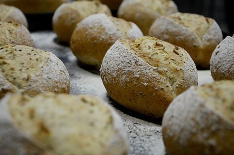 pa, cuinar, fleca, cuina, taula, farina, blat, massa, marró, menjar, menjar i beguda, frescor, al forn, primer pla, botiga, enfocament selectiu, a l'interior, gran grup d'objectes, cap gent, benestar, alimentació saludable, llesca de pa, natura morta, casolà, integral, blat sencer, centrar-se en primer pla, bun, fons negre, 4K, CC0, domini públic, lliure de regalies