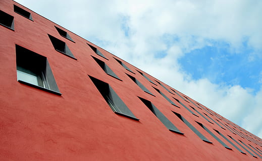fotografia ad angolo basso, rosso, calcestruzzo, costruzione, Basso, fotografia ad angolo, dipinto, nuvoloso, cielo, giorno, nube, finestra, parete, architettura, struttura costruita, esterno dell'edificio, architettura ed edifici, blu, facciata, moderno, Inquadratura dal basso, nuvola - cielo, città, nessuno, natura, caratteristica della parete, all'aperto, Marrone, colore arancione, modello, quartiere residenziale, 5K, CC0, dominio pubblico, privo di copyright