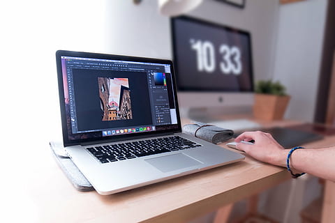 MacBook Pro, ordinador, teclat, poma, portàtil, mòbil, telèfon, electrònica, modern, tecnologia, negocis, oficina, escola, treballar, escriptori, taula, comunicació, part del cos humà, mà humana, tecnologia sense fils, mà, una persona, connexió, usant portàtil, adult, a l'interior, dispositiu d’informació portàtil, temps, primer pla, 5K, CC0, domini públic, lliure de regalies