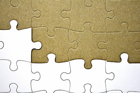 fermer, photo, marron, blanc, puzzle, Se joindre, insérer, partager, en forme, reconstituer, jouer, pièces du puzzle, la patience, cartes mémoire recouvertes de, Passe-temps, ennui, presque fini, Solution, pièce de puzzle, personne, lien, à l'intérieur, jeux de loisirs, modèle, stratégie, prise de vue en studio, plein cadre, relaxation, arrière-plans, affaires, incomplet, forme, texturé, complexité, 5K, CC0, domaine public, libre de droits
