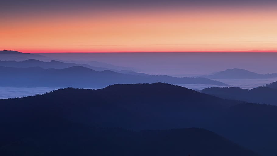 paisaje de montaña con niebla, puesta de sol, montaña, tierras altas, nube, cielo, cumbre, cresta, paisaje, naturaleza, Valle, horizonte, silueta, scenics, noche, belleza en la naturaleza, al aire libre, cielo dramático, clima, ambiente, paisajes - naturaleza, bosque, niebla, cordillera, Dom, tierra, nube - cielo, pico de la montaña, Mañana, crepúsculo, tranquilidad, nadie, en capas, 4K