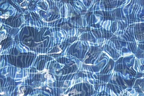 blu, bianca, tessile, modello, astratto, del desktop, liquidità, sfondo, attività, spiaggia, immersione, fresco, Hotel, gioia, tempo libero, stile di vita, mattina, natura, nessuno, oceano, all'aperto, piscina, bordo piscina, rinfrescante, rilassare, rilassamento, ricorrere, mare, sport, estate, sole, luce del sole, soleggiato, viaggio, tropicale, vacanza, acqua, onda, sfondi, fotogramma intero, increspato, giorno, modello naturale, rifrazione, rinfresco, trasparente, lungomare, riflessione, vista dall'alto, purezza, pulito, color turchese, 5K, CC0, dominio pubblico, privo di copyright