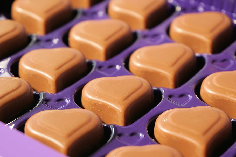xocolata amb forma de cor, bombons, xocolata, caramels, mossegada, praliné de xocolata, dolç, menjar, benefici de, luxúria, bombons fins, deliciós, dolçor, pastisseria de xocolata, gourmet, cor, cors de xocolata, dia de la mare, regal, amor, gran grup d'objectes, a l'interior, primer pla, cap gent, fons, marc complet, multicolor, tir de l'estudi, forma, abundància, cultura i entreteniment artístic, plàstic, esport, elecció, educació, menjar i beguda, aprenentatge, enfocament selectiu, porpra, 4K