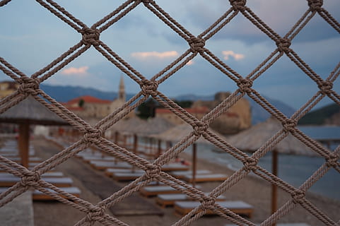 net, strand, sand, natur, sommer, himmel, skyer, roligt hav, solnedgang, vand, montenegro, Budva, chainlink hegn, beskyttelse, sikkerhed, metal, ingen mennesker, udendørs, hegn, fokus på forgrunden, fuld ramme, barriere, dag, mønster, grænse, tæt på, baggrunde, styrke, bygget struktur, arkitektur, 5K, CC0, offentligt domæne, royaltyfrie