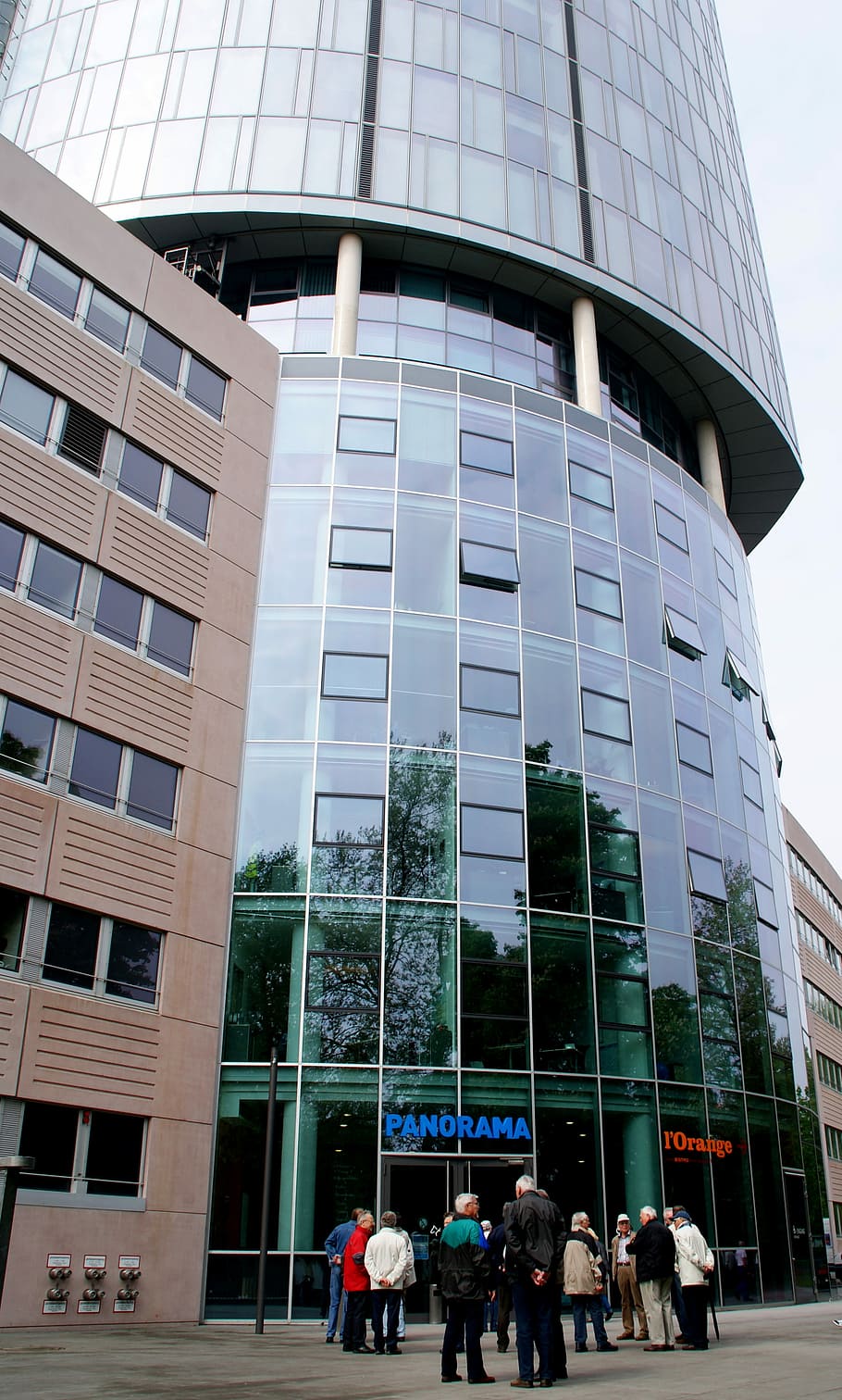 torre, gratacels, Colònia, oficina, visita, modern, rheinland, sostre, ascensor, exterior d’edifici d’oficines, estructura construïda, arquitectura, negocis, exterior de l'edifici, ciutat, grup de persones, vidre - material, persones reals, edifici, reflexió, homes, finestra, dia, vista d’angle baix, gent, adult, cel, a l'aire lliure, 2K