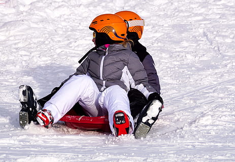 zwei, Person, Reiten, Schlitten, Schnee, Winter, Eis, kalt, Sport, Rodel, Aktion, Schlittenfahrt, Skifahrer, Vergnügen, Vielfalt, Schutzbrille, Helm, rutschen, Abenteuer, Kinder, abspielen, Spaß, in Bewegung, Kind, Bewegungsfreiheit, aus, Kinder spielen, Bewegung, kalte Temperatur, Freizeitbeschäftigung, Natur, eine Person, echte Menschen, warme Kleidung, Lebensstile, Sporthelm, Tag, in voller Länge, Kopfbedeckungen, Wintersport, Sportausrüstung, Männer, draußen, Skibekleidung, 4K, CC0, gemeinfrei, lizenzfrei