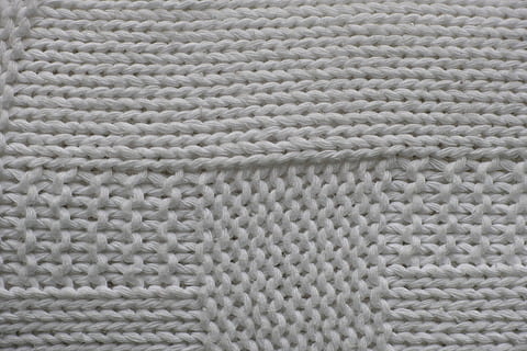 tèxtil de ganxet gris, blanc, teixit, textura, estudi, fotografia, resum, detall, fons, còpia espai, llana, bonic, macro, enfocament selectiu, cap gent, imatge en color, suavitat, tèxtil, patró abstracte, ningú, patró, kazakh, detalls de tirs, roba, fons de pantalla, efecte texturat, producció, primer pla, disseny, colors vius, cotó, moda, tancar, estil, fil, cosir, composició, marc complet, a l'interior, Color blanc, natura morta, de punt, art i artesania, material, suèter, primer pla extrem, objectes fets per l’home, roba calenta, 4K, CC0, domini públic, lliure de regalies