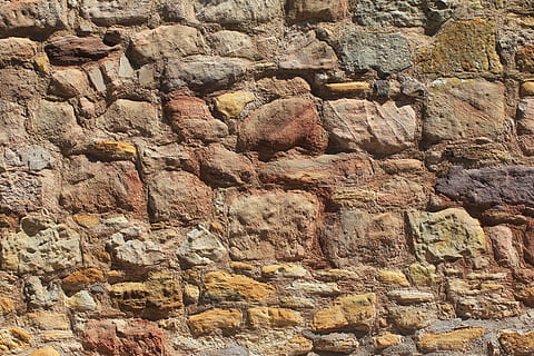 paret, vell, medieval, pedra, textura, teló de fons, patró, aspre, resistent, estructura, envellit, material, antic, horitzontal, fons, maçoneria, límit, maó, història, material de pedra, arquitectura, rock - object, cap gent, marc complet, sòlid, rock, dia, formació de roca, estructura construïda, funció de construcció de parets, paret de pedra, naturalesa, a l'aire lliure, primer pla, geologia, erosionat, gres, 5K, CC0, domini públic, lliure de regalies