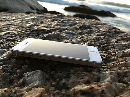 iphone, tehnoloģijas, komunikāciju, šūna, Apple iPhone, zeme, pludmale, raksturs, dienā, nav cilvēku, koncentrēties uz jaunajām zināšanām, tuvplāns, ūdens, ciets, ārā, akmens, jūra, saules gaisma, rock - objekts, smiltis, bezvadu tehnoloģija, selektīvu fokusu, 4K, CC0, publiskais domēns, bez atlīdzības