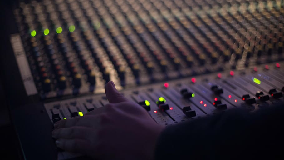 persona, celebració, gris, àudio, mesclador, tecnologia, volum, perilla, registre, pissarra, música, equipament, so, ràdio, consola, control, producció, borrós, vehicle, teclat, connexió, piano, mesclador de so, estudi de gravació, equip de gravació de so, barreja, estudi, a l'interior, primer pla, part del cos humà, equip d’àudio, soroll, mà humana, cultura i entreteniment artístic, equipament elèctric, mà, panell de control, comunicació, indústria electrònica, polsador, complexitat, vida nocturna, 5K