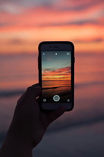 Sonnenuntergang, Person, Smartphone, Internet, verwischen, zellular, Handel, Verbindung, Anzeige, Elektronik, draußen, Bild, tragbar, Bildschirm, Sonnenaufgang, Technologie, Telefon, berühren, Reise, kabellos, menschliche Hand, kabellose Technologie, Hand, Kommunikation, halten, menschliches Körperteil, eine Person, Mobiltelefon, tragbares Informationsgerät, Fotografie-Themen, Himmel, Fokus auf den Vordergrund, telefonieren, Fotografieren, Finger, 4K, CC0, gemeinfrei, lizenzfrei