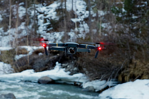 overfladisk, fokus fotografering, quadcopter drone, flyvende, sort, drone, sne, hvid, træ, vinter, kold temperatur, natur, ingen mennesker, transportmidler, dag, dækker, transportform, plante, bjerg, jord, miljø, skønhed i naturen, udendørs, rød, Frosset, scenics - natur, snedækket bjerg, 4K, CC0, offentligt domæne, royaltyfrie