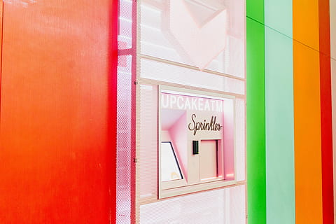 cupcake atm mašīna, mašīna, kūka, kēksiņš, tirdzniecības, sprinkles, tekstu, ieeja, durvis, arhitektūra, komunikāciju, uzbūvēta struktūra, rietumu skripts, nav cilvēku, sienu veidošanas funkcija, ēkas ārpuse, slēgts, daudzkrāsains, zīme, sarkans, dienā, logu, ēka, tuvplāns, radošumu, drošību, ziņu, 4K, CC0, publiskais domēns, bez atlīdzības