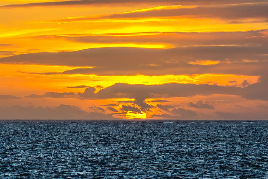 solnedgang sceneri, solnedgang, ocean, skyer, Dorset, hav, scenics, natur, vand, horisont over vand, rolig scene, ro, skønhed i naturen, dramatisk himmel, himmel, sky - himmel, scenics - natur, horisont, ingen mennesker, orange farve, havnefronten, idyllisk, udendørs, magt i naturen, 5K